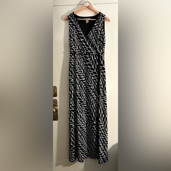 White House Black Market Dresses & Skirts - White House Black Market Leaf print Maxi Dress Size XS